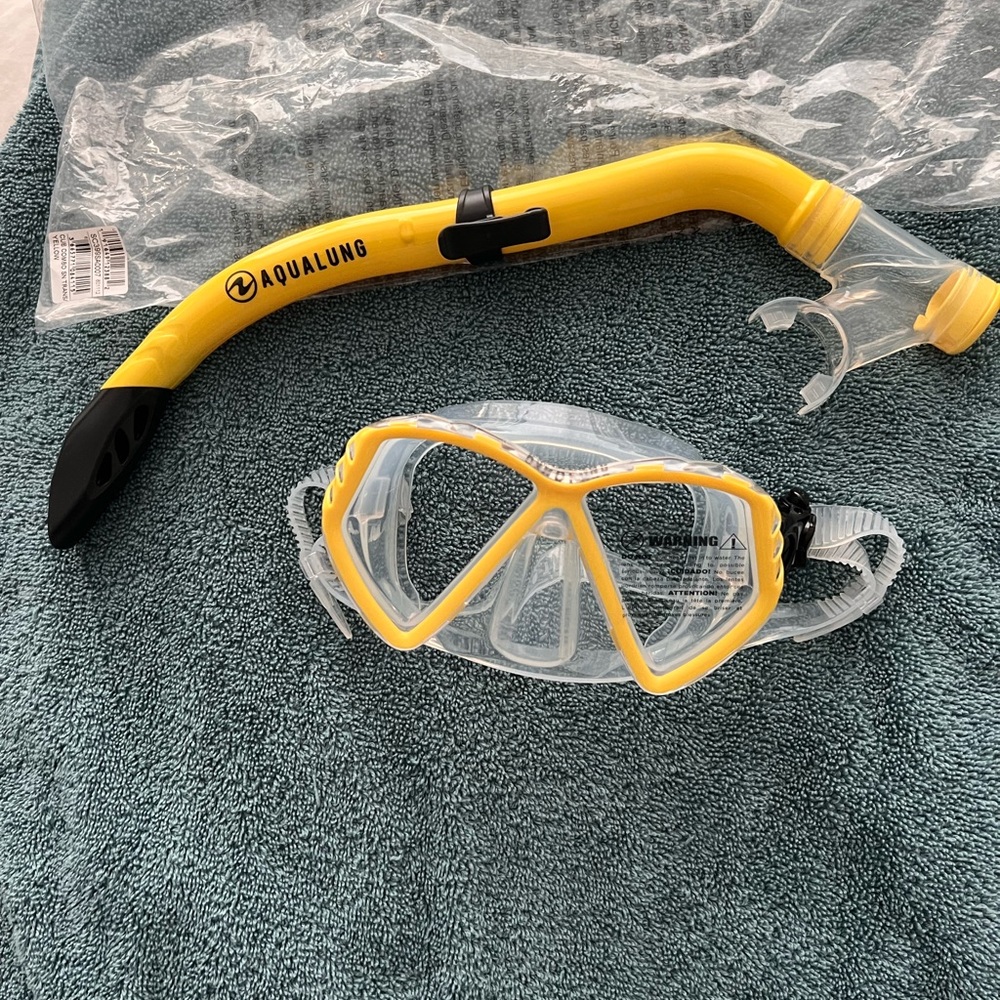 AQUA LUNG SWIM MASK AND SNORKEL- NWT YELLOW/ CLEAR/ BLACK-CHILD- CUB COMBO